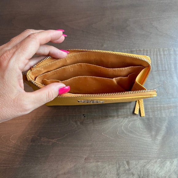 Tory Burch Wrislet/Wallet - Picture 5 of 5